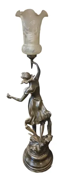 Foto de um(a) Luminária Francesa "La Jeunesse" – Escultura Art Nouveau Assinada por Geo Maxim, da categoria de Escultura. Belíssima luminária escultórica de mesa, típica do período Belle Époque francesa. A peça retrata uma figura feminina... Mostrado de uma perspectiva diferente. Vendido no marketplace Trésors.
