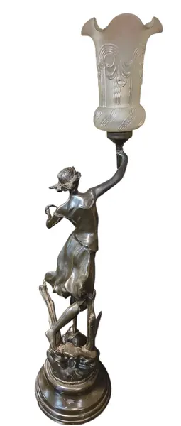 Foto de um(a) Luminária Francesa "La Jeunesse" – Escultura Art Nouveau Assinada por Geo Maxim, da categoria de Escultura. Belíssima luminária escultórica de mesa, típica do período Belle Époque francesa. A peça retrata uma figura feminina... Vendido no marketplace Trésors.