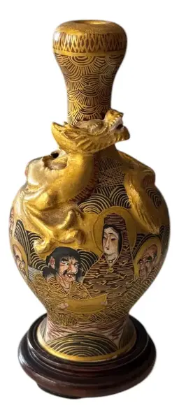 Foto de um(a) Antigo Raro Vasinho Japonês Porcelana Satsuma Meiji Dourado, da categoria de Vasos. Antigo e raro vasinho Satsuma do período Meiji em porcelana artística japonesa. Ricamente moldado com figura de dragão em... Vendido no marketplace Trésors.