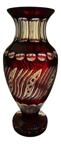 Foto de um(a) Antigo Grande Vaso Jarro Em Cristal Baccarat Lapidado Bordô, da categoria de Vasos. Antigo e grande vaso em cristal europeu doublé na cor bordô. Em contato com a luz ele fica com um tom mais avermelhado,... Vendido no marketplace Trésors.