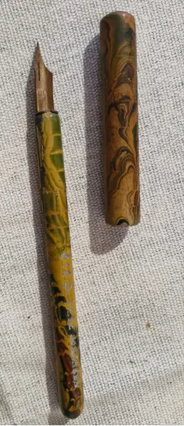 Foto de um(a) Coleção 10 Canetas De Pena Antigas (Dip Pens) Vintage Caligrafia, da categoria de Outros colecionáveis. Conjunto exclusivo composto por 10 canetas de mergulho antigas (canetas de pena / dip pens), ideal para colecionadores,... Mostrado de uma perspectiva diferente. Vendido no marketplace Trésors.