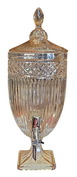 Foto de um(a) Suqueira Dispensador de Bebidas em Vidro Âmbar Canelado com Torneira e Tampa, da categoria de Garrafas, potes e jarros. Adicione um toque de elegância clássica e sofisticação aos seus eventos ou à decoração da sua casa com esta magnífica peça... Mostrado de uma perspectiva diferente. Vendido no marketplace Trésors.