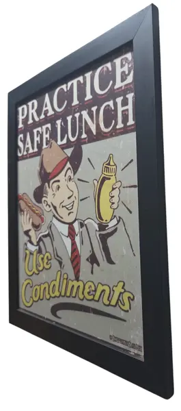 Foto de um(a) Quadro Decorativo Vintage - "Practice Safe Lunch - Use Condiments", da categoria de Fotografia. Dê um toque de humor retrô e personalidade ao seu ambiente com este quadro decorativo de estilo vintage. A peça apresenta... Mostrado de uma perspectiva diferente. Vendido no marketplace Trésors.
