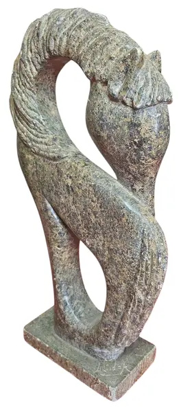 Foto de um(a) Coração da Terra: Cavalo Esculpido em Pedra-Sabão Natural, da categoria de Escultura. Esta peça é uma celebração do artesanato autêntico. Esculpida em pedra-sabão, a escultura destaca-se pela sua textura... Mostrado de uma perspectiva diferente. Vendido no marketplace Trésors.