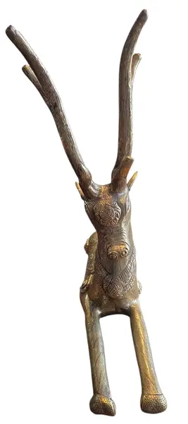 Foto de um(a) Cervo Majestoso em Bronze, da categoria de Escultura. Esta escultura captura a essência da vida selvagem com um realismo impressionante. Fundida em bronze de alta qualidade, a... Mostrado de uma perspectiva diferente. Vendido no marketplace Trésors.