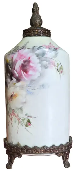 Foto de um(a) Trio de Potes em Porcelana Pintada à Mão com Base e Tampa em Bronze - Estilo Floral Clássico, da categoria de Garrafas, potes e jarros. Apresentamos este magnífico trio de potiches (vasos com tampa) em porcelana de alta qualidade, apresentando um formato... Mostrado de uma perspectiva diferente. Vendido no marketplace Trésors.