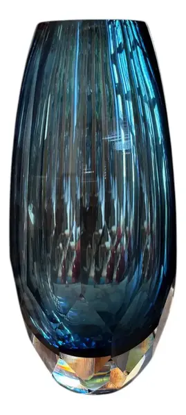 Foto de um(a) Antigo Vaso Jarro Art Deco Em Cristal Tcheco Moser Azul, da categoria de Vasos. ~ Moser ~ Antigo e belíssimo vaso artístico em cristal tcheco facetado. Ricamente lapidado à mão. Art Deco. Medidas... Vendido no marketplace Trésors.