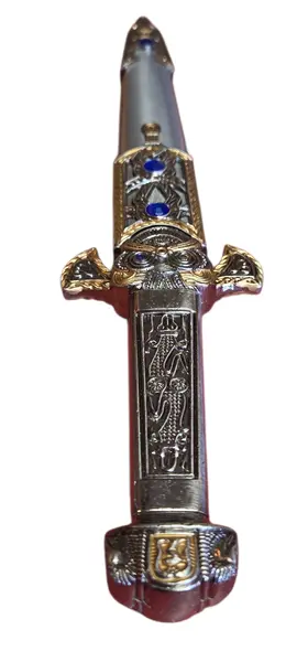Foto de um(a) Adaga Decorativa de Fantasia com Bainha – Detalhes em Relevo e Cristais Sintéticos Azuis, da categoria de Facas. Adaga decorativa com design inspirado na fantasia épica, apresentando um acabamento refinado em tons de prata e ouro... Mostrado de uma perspectiva diferente. Vendido no marketplace Trésors.