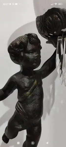 Foto de um(a) Luminária Querubim, Década de 1970, da categoria de Abajures. Luminária querubim em alumínio fundido com pátina bronze, cúpula em opalina e pingentes em cristal facetado, década de 1970.... Mostrado de uma perspectiva diferente. Vendido no marketplace Trésors.