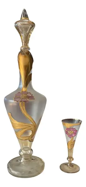 Foto de um(a) Antiga Garrafa Licoreira com Alça Vidro Veneziano Art Nouveau, da categoria de Garrafas. Antiga e belíssima garrafa licoreira em finíssimo vidro artístico veneziano. Base translúcida e o corpo satiné, decoração... Vendido no marketplace Trésors.
