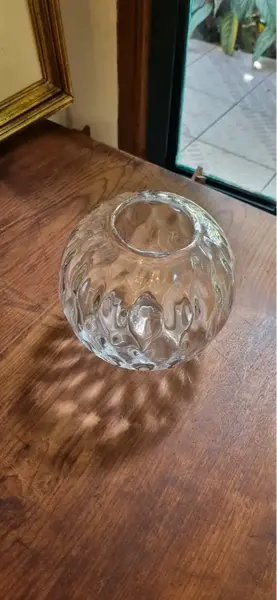 Foto de um(a) Vaso em vidro redondo com desenho de circulos, made in Polland, da categoria de Vasos. Lindo e perfeito vaso em vidro, forma de globo, com detalhes de circulos. Produto original da Polonia, marca Bianco e Nero. Mostrado de uma perspectiva diferente. Vendido no marketplace Trésors.