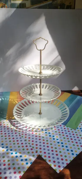 Foto de um(a) Porta doces 3 andares em porcelana - anos 50, da categoria de Bandejas. Antigo e preservado porta doces em porcelana Schmidt - anos 50, com suporte em cobre.Possui pequenas fissuras na base do... Mostrado de uma perspectiva diferente. Vendido no marketplace Trésors.