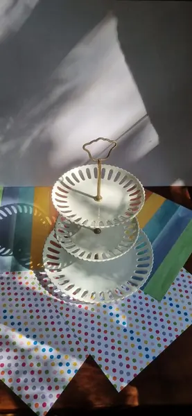 Foto de um(a) Porta doces 3 andares em porcelana - anos 50, da categoria de Bandejas. Antigo e preservado porta doces em porcelana Schmidt - anos 50, com suporte em cobre.Possui pequenas fissuras na base do... Mostrado de uma perspectiva diferente. Vendido no marketplace Trésors.