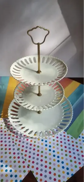 Foto de um(a) Porta doces 3 andares em porcelana - anos 50, da categoria de Bandejas. Antigo e preservado porta doces em porcelana Schmidt - anos 50, com suporte em cobre.Possui pequenas fissuras na base do... Mostrado de uma perspectiva diferente. Vendido no marketplace Trésors.