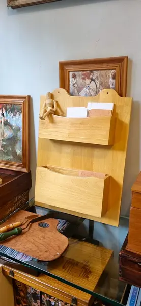 Foto de um(a) Organizador antigo em madeira maciça, da categoria de Kit organizador de escritório. Puro charme: organizador de escritório de parede em madeira maciça clara.produto antigo com desing vintagelarg 40 x alt 50 x... Mostrado de uma perspectiva diferente. Vendido no marketplace Trésors.