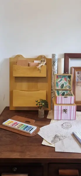 Foto de um(a) Organizador antigo em madeira maciça, da categoria de Kit organizador de escritório. Puro charme: organizador de escritório de parede em madeira maciça clara.produto antigo com desing vintagelarg 40 x alt 50 x... Mostrado de uma perspectiva diferente. Vendido no marketplace Trésors.