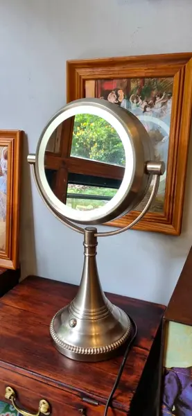 Foto de um(a) Espelho de mesa com lente de aumento e iluminação, da categoria de Espelhos. Lindo espelho de mesa com luminária e lente de aumento, espelho e luz nos 2 lados. articulável corpo em metal.possui... Mostrado de uma perspectiva diferente. Vendido no marketplace Trésors.