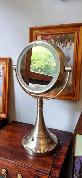 Foto de um(a) Espelho de mesa com lente de aumento e iluminação, da categoria de Espelhos. Lindo espelho de mesa com luminária e lente de aumento, espelho e luz nos 2 lados. articulável corpo em metal.possui... Mostrado de uma perspectiva diferente. Vendido no marketplace Trésors.