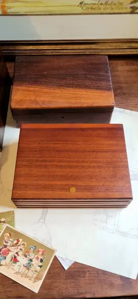 Foto de um(a) Caixa italiana de charutos, da categoria de Caixas e estojos para charutos. Caixa italiana de charutos, marca Savinelli - Milano - Italy, madeira maciça nobre. Em ótimo estado de conservação, sem... Mostrado de uma perspectiva diferente. Vendido no marketplace Trésors.