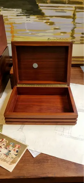 Foto de um(a) Caixa italiana de charutos, da categoria de Caixas e estojos para charutos. Caixa italiana de charutos, marca Savinelli - Milano - Italy, madeira maciça nobre. Em ótimo estado de conservação, sem... Mostrado de uma perspectiva diferente. Vendido no marketplace Trésors.