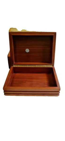 Foto de um(a) Caixa italiana de charutos, da categoria de Caixas e estojos para charutos. Caixa italiana de charutos, marca Savinelli - Milano - Italy, madeira maciça nobre. Em ótimo estado de conservação, sem... Vendido no marketplace Trésors.