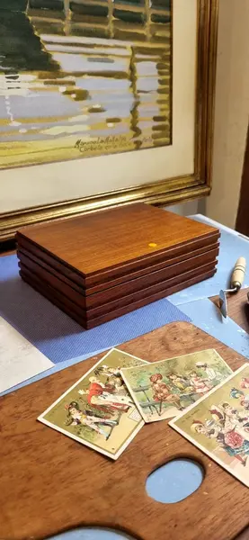 Foto de um(a) Caixa italiana de charutos, da categoria de Caixas e estojos para charutos. Caixa italiana de charutos, marca Savinelli - Milano - Italy, madeira maciça nobre. Em ótimo estado de conservação, sem... Mostrado de uma perspectiva diferente. Vendido no marketplace Trésors.