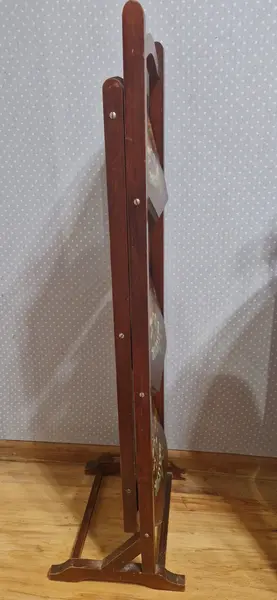 Foto de um(a) Linda estante articulável vintage em madeira, da categoria de Estantes e Racks. Linda estante articulável vintage em madeira com 3 andares, com temática de pintura country, sendo representada por... Mostrado de uma perspectiva diferente. Vendido no marketplace Trésors.
