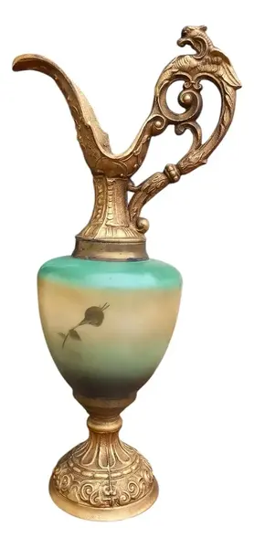 Foto de um(a) Antiga Rara Ânfora Jarro Decorativo Dourado Opalina França, da categoria de Jarros. Antiga e grande jarra decorativa com estrutura em metal trabalhado e parte central em opalina francesa pintada à mão. Peça... Mostrado de uma perspectiva diferente. Vendido no marketplace Trésors.