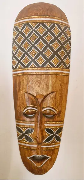 Foto de um(a) Belas máscaras de Bali, da categoria de Objetos de parede esculturais. Trio de máscaras de Bali. As máscaras de Bali misturam espiritualidade, ancestralidade, história e arte. Objeto decorativo e... Vendido no marketplace Trésors.