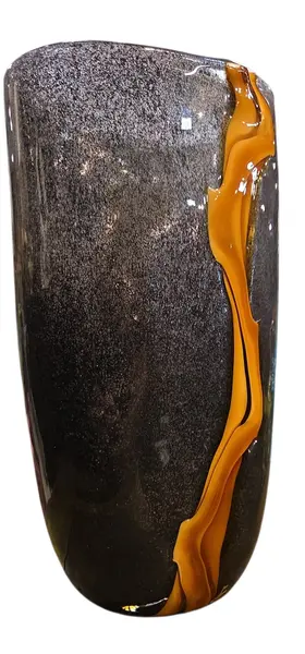 Foto de um(a) Vaso Murano Preto Rajado, da categoria de Vasos. Cada curva deste vaso conta uma história de fogo e sopro. Mostrado de uma perspectiva diferente. Vendido no marketplace Trésors.