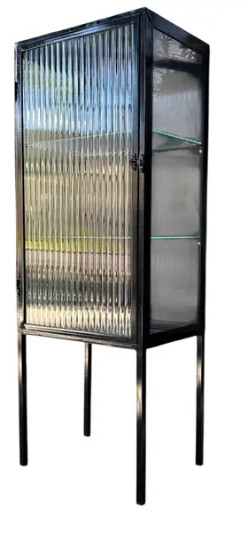 Foto de um(a) Farmacinha Vintage Black | Vidro Canelado, da categoria de Armários e Guarda Roupas. Eleve a organização do seu autocuidado com esta peça exclusiva. Com acabamento em preto fosco e o charmoso vidro frontal... Mostrado de uma perspectiva diferente. Vendido no marketplace Trésors.