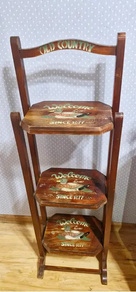 Foto de um(a) Linda estante articulável vintage em madeira, da categoria de Estantes e Racks. Linda estante articulável vintage em madeira com 3 andares, com temática de pintura country, sendo representada por... Mostrado de uma perspectiva diferente. Vendido no marketplace Trésors.