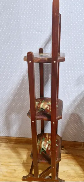 Foto de um(a) Linda estante articulável vintage em madeira, da categoria de Estantes e Racks. Linda estante articulável vintage em madeira com 3 andares, com temática de pintura country, sendo representada por... Mostrado de uma perspectiva diferente. Vendido no marketplace Trésors.