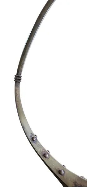 Foto de um(a) Abajur Antigo de Mesa Estilo Art Déco e Industrial em Latão e Bronze – Cúpula Sextavada em Vidro Acetinado, da categoria de Abajures. Magnífico abajur de mesa original de época, Uma peça de colecionador que une robustez industrial e elegância decorativa. Mostrado de uma perspectiva diferente. Vendido no marketplace Trésors.