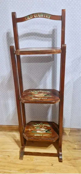 Foto de um(a) Linda estante articulável vintage em madeira, da categoria de Estantes e Racks. Linda estante articulável vintage em madeira com 3 andares, com temática de pintura country, sendo representada por... Mostrado de uma perspectiva diferente. Vendido no marketplace Trésors.