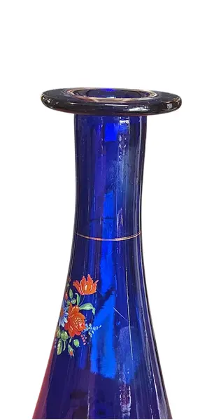 Foto de um(a) Vaso de Vidro Azul Cobalto Com Decoração Floral, da categoria de Vasos. Este vaso de vidro azul cobalto com decoração floral é uma peça charmosa e elegante para qualquer ambiente. O azul profundo... Mostrado de uma perspectiva diferente. Vendido no marketplace Trésors.