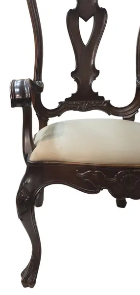 Foto de um(a) Cadeira Trono Luís XV – Espaldar Alto (83 cm) com Entalhes Manuais, da categoria de Poltronas. Exuberante Cadeira Trono Luís XV, peça de alta marcenaria que se destaca pela imponência de suas dimensões e refinamento dos... Mostrado de uma perspectiva diferente. Vendido no marketplace Trésors.