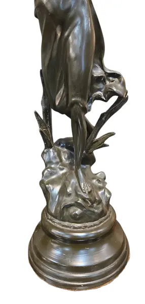 Foto de um(a) Luminária Francesa "La Jeunesse" – Escultura Art Nouveau Assinada por Geo Maxim, da categoria de Escultura. Belíssima luminária escultórica de mesa, típica do período Belle Époque francesa. A peça retrata uma figura feminina... Mostrado de uma perspectiva diferente. Vendido no marketplace Trésors.