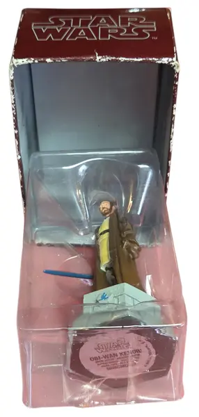 Foto de um(a) Estátua Obi-Wan Kenobi Star Wars - Peça de Xadrez Colecionável (Bispo Branco) - Pintado à Mão, da categoria de Figuras de ação. Honre o legado dos Jedi com esta figura detalhada de Obi-Wan Kenobi. Esta peça faz parte da exclusiva coleção de xadrez de... Mostrado de uma perspectiva diferente. Vendido no marketplace Trésors.