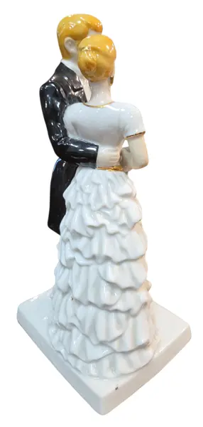 Foto de um(a) Estatueta Noivos Monte Fiero – Porcelana Esmaltada "Designed in Spain", da categoria de Modelos e estatuetas. Celebre o amor e a elegância com esta delicada estatueta de um casal de noivos, uma peça clássica da renomada linha Monte... Mostrado de uma perspectiva diferente. Vendido no marketplace Trésors.