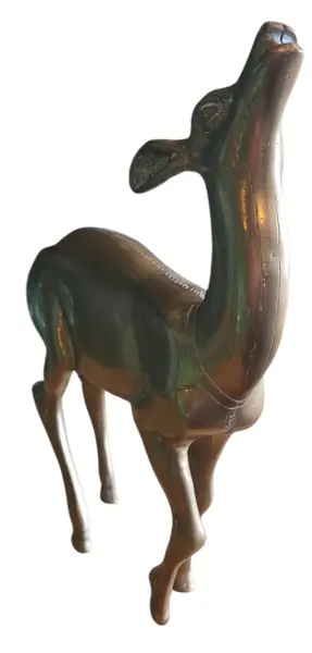 Foto de um(a) Sentinela da Floresta: Estatueta de Veado em Bronze Maciço, da categoria de Escultura. Uma peça que remete às grandes esculturas de jardim europeias, agora em escala decorativa. Este veado de bronze apresenta um... Mostrado de uma perspectiva diferente. Vendido no marketplace Trésors.