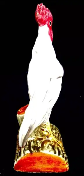 Foto de um(a) Escultura de galo em porcelana, da categoria de Escultura. Galo em porcelana com manufatura portuguesa em policromia pintado a mão. Em bom estado de conservação. Mostrado de uma perspectiva diferente. Vendido no marketplace Trésors.