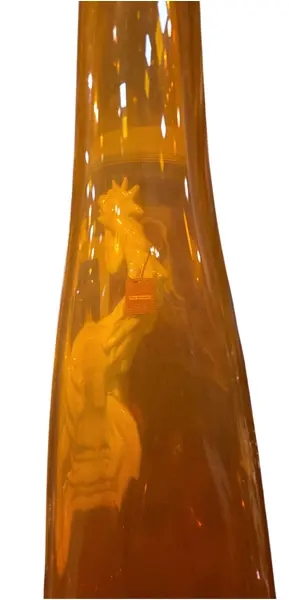 Foto de um(a) Vaso Murano Laranja, da categoria de Vasos. Cada curva deste vaso conta uma história de fogo e sopro. Feito artesanalmente, este Murano carrega a alma da tradição... Mostrado de uma perspectiva diferente. Vendido no marketplace Trésors.