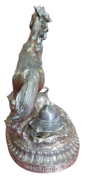 Foto de um(a) Tinteiro de Mesa Monumental: Escultura de Cavalo em Prata 90, da categoria de Escultura. Uma peça rara que une funcionalidade e arte escultural. Este tinteiro de mesa é encimado por uma figura de cavalo... Mostrado de uma perspectiva diferente. Vendido no marketplace Trésors.