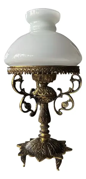 Foto de um(a) Antiga Luminária Clássica Abajur De Mesa Bronze E Opalina, da categoria de Abajures. Antigo e lindo abajur com estrutura em bronze todo trabalhado e cúpula em opalina branca. Todo original. Medidas 36x19cm. Vendido no marketplace Trésors.