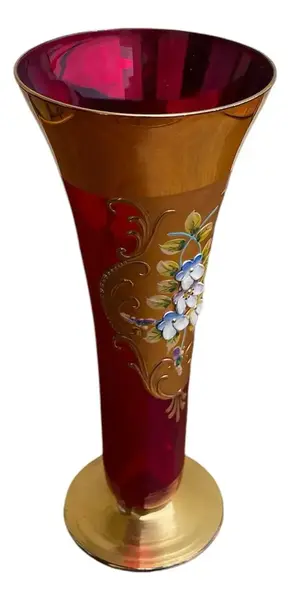 Foto de um(a) Antigo Vaso Jarro Artístico Cristal Veneziano Com Ouro, da categoria de Vasos. Antigo vaso artístico em cristal veneziano cor vermelho rubi , toda trabalhada à mão, decoração floral em relevo e ouro 18k.... Vendido no marketplace Trésors.