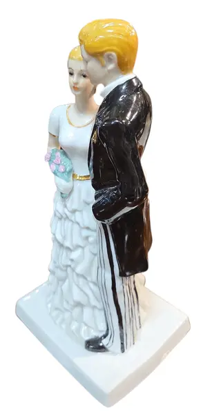 Foto de um(a) Estatueta Noivos Monte Fiero – Porcelana Esmaltada "Designed in Spain", da categoria de Modelos e estatuetas. Celebre o amor e a elegância com esta delicada estatueta de um casal de noivos, uma peça clássica da renomada linha Monte... Mostrado de uma perspectiva diferente. Vendido no marketplace Trésors.