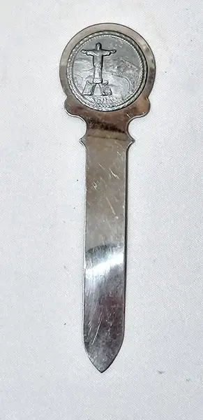 Foto de um(a) Abridor de Cartas Cristo Redentor, Década de 1960, da categoria de Outros objetos decorativos. Abridor de cartas em alumínio com gravação em relevo do cristo redentor - rio de janeiro, década de 1960. A: 14,7 cm / L:... Mostrado de uma perspectiva diferente. Vendido no marketplace Trésors.