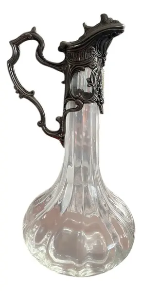 Foto de um(a) Antiga Jarra Claret Jug Decanter Cristal Prata Art Nouveau, da categoria de Jarros. Antiga e finíssima jarra “Claret Jug” geralmente utilizada como decantador de vinho ou licoreira. Corpo em cristal soufflé... Mostrado de uma perspectiva diferente. Vendido no marketplace Trésors.