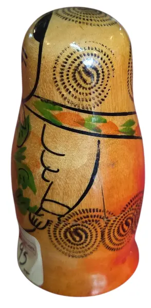 Foto de um(a) Matrioska Russa - Conjunto com 3 Bonecas "Rossiyanochka", da categoria de Bonecas. Charme e tradição em miniatura! Peça original da era soviética. Este conjunto de Matrioskas (bonecas russas) é uma peça... Mostrado de uma perspectiva diferente. Vendido no marketplace Trésors.